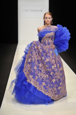 Moskova - 22 Mart: bir model için sonbahar kış 2012 sunu sırasında 22 Mart 2012, Moskova, Rusya mbfw contrfashion pist yürür