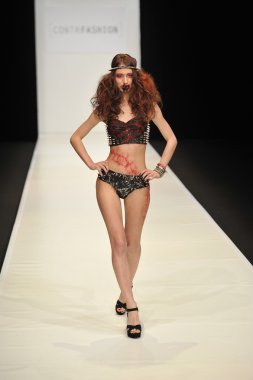 Moskova - 22 Mart: bir model için sonbahar kış 2012 sunu sırasında 22 Mart 2012, Moskova, Rusya mbfw contrfashion pist yürür