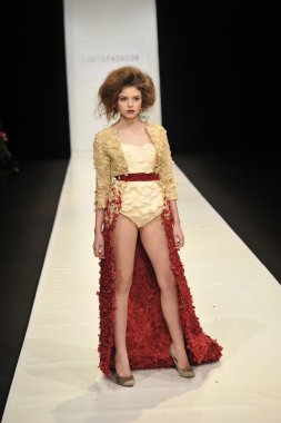 Moskova - 22 Mart: bir model için sonbahar kış 2012 sunu sırasında 22 Mart 2012, Moskova, Rusya mbfw contrfashion pist yürür