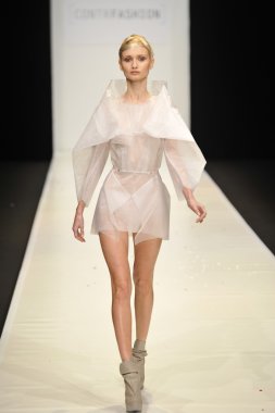 Moskova - 22 Mart: bir model için sonbahar kış 2012 sunu sırasında 22 Mart 2012, Moskova, Rusya mbfw contrfashion pist yürür