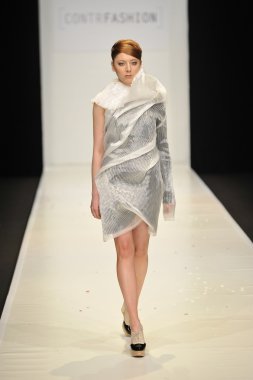 Moskova - 22 Mart: bir model için sonbahar kış 2012 sunu sırasında 22 Mart 2012, Moskova, Rusya mbfw contrfashion pist yürür