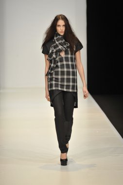 Moskova - 21 Mart: dasha gauser sonbahar kış 2012 sunu sırasında mbfw 21 Mart 2012, Moskova, Rusya Federasyonu için pist model yürür