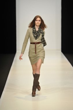 Moskova - 21 Mart: dasha gauser sonbahar kış 2012 sunu sırasında mbfw 21 Mart 2012, Moskova, Rusya Federasyonu için pist model yürür
