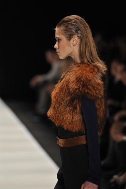 Moskova - 21 Mart: manken eva almayacagım sonbahar kış 2012 sunu sırasında mbfw 21 Mart 2012, Moskova, Rusya Federasyonu için pist yürür