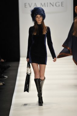 Moskova - 21 Mart: manken eva almayacagım sonbahar kış 2012 sunu sırasında mbfw 21 Mart 2012, Moskova, Rusya Federasyonu için pist yürür