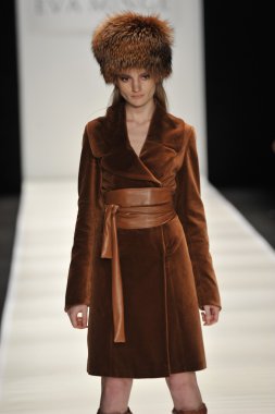 Moskova - 21 Mart: manken eva almayacagım sonbahar kış 2012 sunu sırasında mbfw 21 Mart 2012, Moskova, Rusya Federasyonu için pist yürür