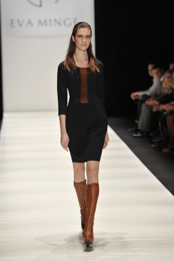Moskova - 21 Mart: manken eva almayacagım sonbahar kış 2012 sunu sırasında mbfw 21 Mart 2012, Moskova, Rusya Federasyonu için pist yürür