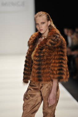 Moskova - 21 Mart: manken eva almayacagım sonbahar kış 2012 sunu sırasında mbfw 21 Mart 2012, Moskova, Rusya Federasyonu için pist yürür