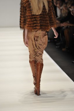 Moskova - 21 Mart: manken eva almayacagım sonbahar kış 2012 sunu sırasında mbfw 21 Mart 2012, Moskova, Rusya Federasyonu için pist yürür