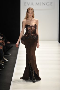 Moskova - 21 Mart: manken eva almayacagım sonbahar kış 2012 sunu sırasında mbfw 21 Mart 2012, Moskova, Rusya Federasyonu için pist yürür