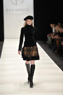 Moskova - 21 Mart: manken eva almayacagım sonbahar kış 2012 sunu sırasında mbfw 21 Mart 2012, Moskova, Rusya Federasyonu için pist yürür