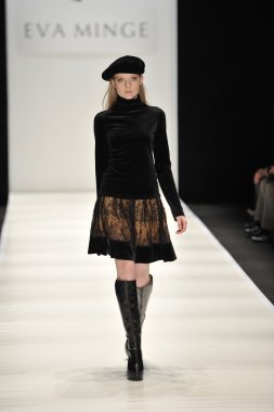 Moskova - 21 Mart: manken eva almayacagım sonbahar kış 2012 sunu sırasında mbfw 21 Mart 2012, Moskova, Rusya Federasyonu için pist yürür