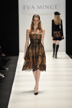 Moskova - 21 Mart: manken eva almayacagım sonbahar kış 2012 sunu sırasında mbfw 21 Mart 2012, Moskova, Rusya Federasyonu için pist yürür