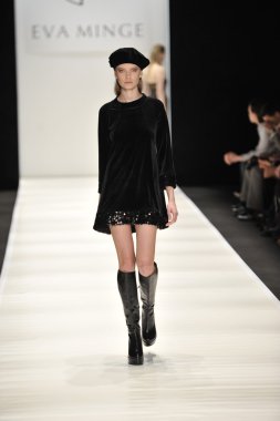 Moskova - 21 Mart: manken eva almayacagım sonbahar kış 2012 sunu sırasında mbfw 21 Mart 2012, Moskova, Rusya Federasyonu için pist yürür