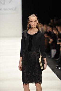 Moskova - 21 Mart: manken eva almayacagım sonbahar kış 2012 sunu sırasında mbfw 21 Mart 2012, Moskova, Rusya Federasyonu için pist yürür