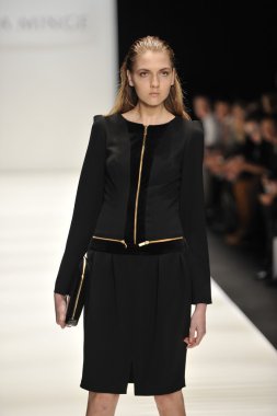 Moskova - 21 Mart: manken eva almayacagım sonbahar kış 2012 sunu sırasında mbfw 21 Mart 2012, Moskova, Rusya Federasyonu için pist yürür