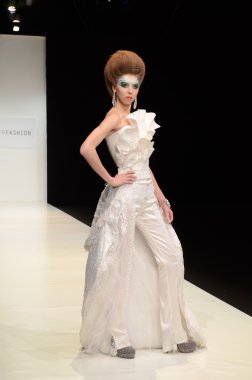 Moskova - 22 Mart: bir model için sonbahar kış 2012 sunu sırasında 22 Mart 2012, Moskova, Rusya mbfw contrfashion pist yürür
