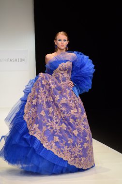 Moskova - 22 Mart: bir model için sonbahar kış 2012 sunu sırasında 22 Mart 2012, Moskova, Rusya mbfw contrfashion pist yürür