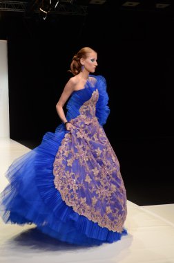 Moskova - 22 Mart: bir model için sonbahar kış 2012 sunu sırasında 22 Mart 2012, Moskova, Rusya mbfw contrfashion pist yürür