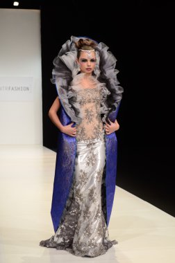 Moskova - 22 Mart: bir model için sonbahar kış 2012 sunu sırasında 22 Mart 2012, Moskova, Rusya mbfw contrfashion pist yürür
