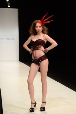 Moskova - 22 Mart: bir model için sonbahar kış 2012 sunu sırasında 22 Mart 2012, Moskova, Rusya mbfw contrfashion pist yürür