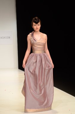 Moskova - 22 Mart: bir model için sonbahar kış 2012 sunu sırasında 22 Mart 2012, Moskova, Rusya mbfw contrfashion pist yürür