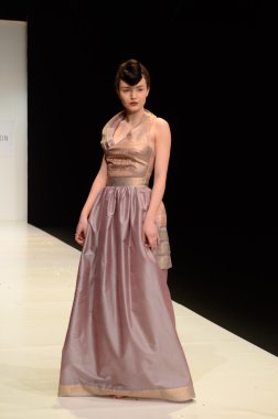 Moskova - 22 Mart: bir model için sonbahar kış 2012 sunu sırasında 22 Mart 2012, Moskova, Rusya mbfw contrfashion pist yürür