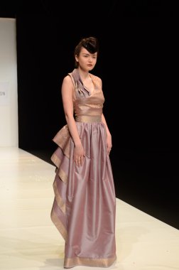 Moskova - 22 Mart: bir model için sonbahar kış 2012 sunu sırasında 22 Mart 2012, Moskova, Rusya mbfw contrfashion pist yürür