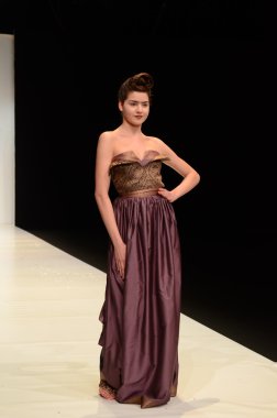 Moskova - 22 Mart: bir model için sonbahar kış 2012 sunu sırasında 22 Mart 2012, Moskova, Rusya mbfw contrfashion pist yürür