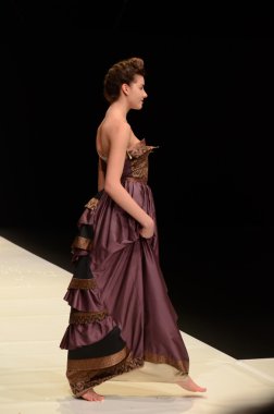 Moskova - 22 Mart: bir model için sonbahar kış 2012 sunu sırasında 22 Mart 2012, Moskova, Rusya mbfw contrfashion pist yürür