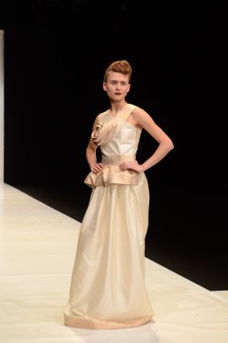 Moskova - 22 Mart: bir model için sonbahar kış 2012 sunu sırasında 22 Mart 2012, Moskova, Rusya mbfw contrfashion pist yürür