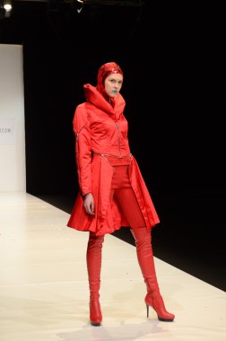 Moskova - 22 Mart: bir model için sonbahar kış 2012 sunu sırasında 22 Mart 2012, Moskova, Rusya mbfw contrfashion pist yürür