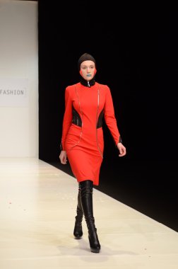 Moskova - 22 Mart: bir model için sonbahar kış 2012 sunu sırasında 22 Mart 2012, Moskova, Rusya mbfw contrfashion pist yürür