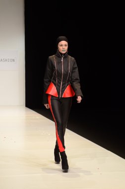Moskova - 22 Mart: bir model için sonbahar kış 2012 sunu sırasında 22 Mart 2012, Moskova, Rusya mbfw contrfashion pist yürür