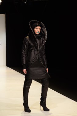 Moskova - 22 Mart: bir model için sonbahar kış 2012 sunu sırasında 22 Mart 2012, Moskova, Rusya mbfw contrfashion pist yürür