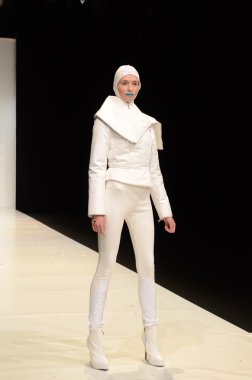 Moskova - 22 Mart: bir model için sonbahar kış 2012 sunu sırasında 22 Mart 2012, Moskova, Rusya mbfw contrfashion pist yürür