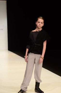 Moskova - 22 Mart: bir model için sonbahar kış 2012 sunu sırasında 22 Mart 2012, Moskova, Rusya mbfw contrfashion pist yürür