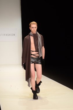 Moskova - 22 Mart: bir model için sonbahar kış 2012 sunu sırasında 22 Mart 2012, Moskova, Rusya mbfw contrfashion pist yürür