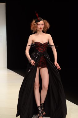 Moskova - 22 Mart: bir model için sonbahar kış 2012 sunu sırasında 22 Mart 2012, Moskova, Rusya mbfw contrfashion pist yürür