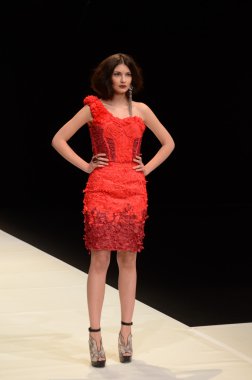 Moskova - 22 Mart: bir model için sonbahar kış 2012 sunu sırasında 22 Mart 2012, Moskova, Rusya mbfw contrfashion pist yürür