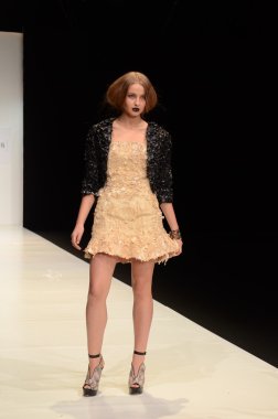 Moskova - 22 Mart: bir model için sonbahar kış 2012 sunu sırasında 22 Mart 2012, Moskova, Rusya mbfw contrfashion pist yürür