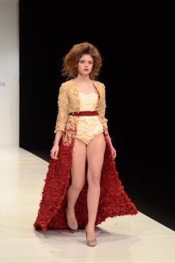 Moskova - 22 Mart: bir model için sonbahar kış 2012 sunu sırasında 22 Mart 2012, Moskova, Rusya mbfw contrfashion pist yürür