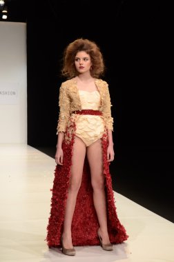 Moskova - 22 Mart: bir model için sonbahar kış 2012 sunu sırasında 22 Mart 2012, Moskova, Rusya mbfw contrfashion pist yürür