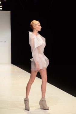 Moskova - 22 Mart: bir model için sonbahar kış 2012 sunu sırasında 22 Mart 2012, Moskova, Rusya mbfw contrfashion pist yürür