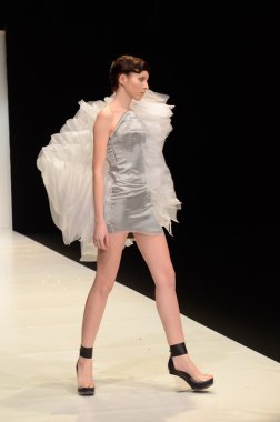 Moskova - 22 Mart: bir model için sonbahar kış 2012 sunu sırasında 22 Mart 2012, Moskova, Rusya mbfw contrfashion pist yürür