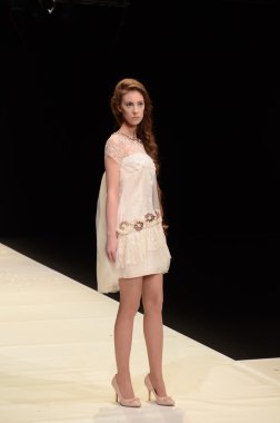 Moskova - 22 Mart: bir model için sonbahar kış 2012 sunu sırasında 22 Mart 2012, Moskova, Rusya mbfw contrfashion pist yürür
