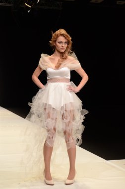 Moskova - 22 Mart: bir model için sonbahar kış 2012 sunu sırasında 22 Mart 2012, Moskova, Rusya mbfw contrfashion pist yürür