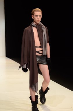 Moskova - 22 Mart: bir model için sonbahar kış 2012 sunu sırasında 22 Mart 2012, Moskova, Rusya mbfw contrfashion pist yürür