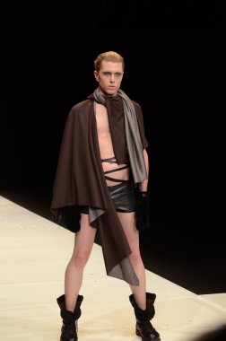 Moskova - 22 Mart: bir model için sonbahar kış 2012 sunu sırasında 22 Mart 2012, Moskova, Rusya mbfw contrfashion pist yürür