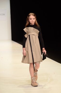 Moskova - 22 Mart: bir model için sonbahar kış 2012 sunu sırasında 22 Mart 2012, Moskova, Rusya mbfw contrfashion pist yürür